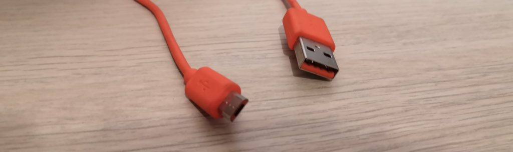 Ci-dessus : Un câble d'alimentation USB vers micro USB.